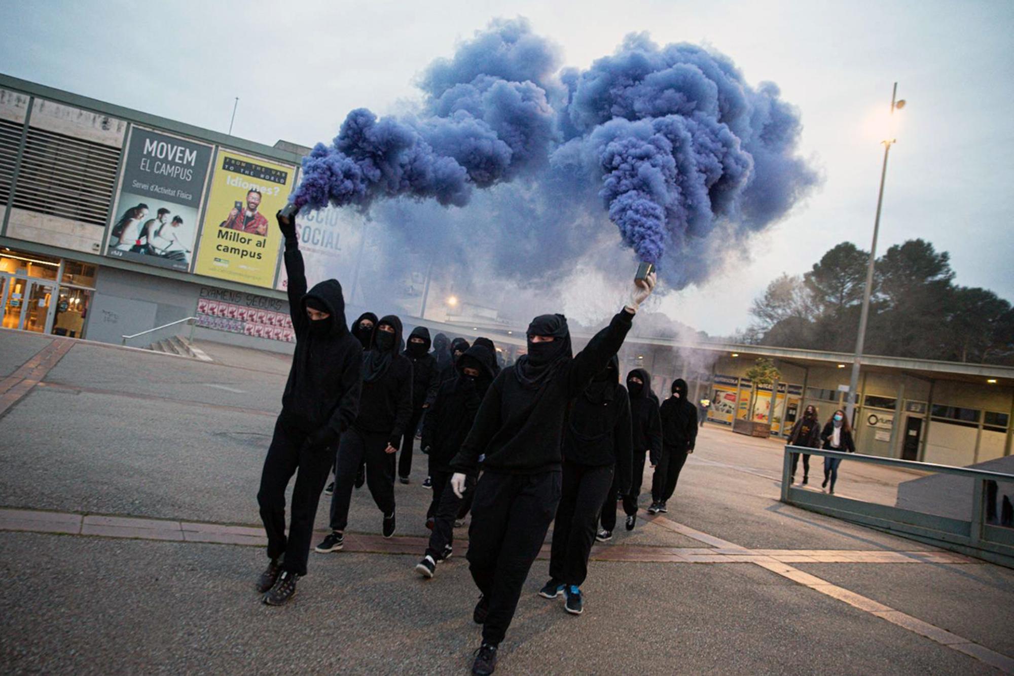 Un grupo de feministas bloquea los accesos a la Universidad Autónoma de Barcelona desde primera hora de esta mañana